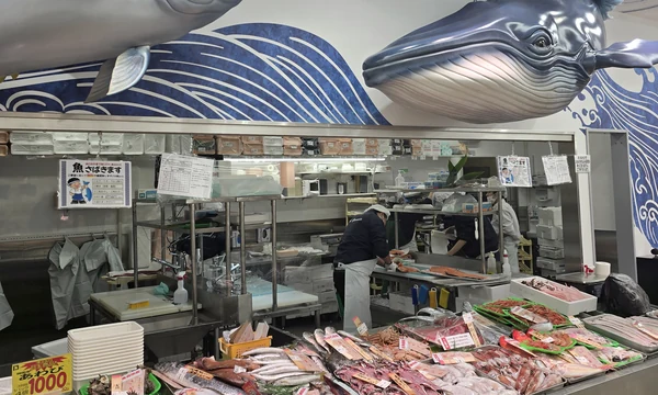 西宮店の水産売場で魚をさばくスタッフの作業風景