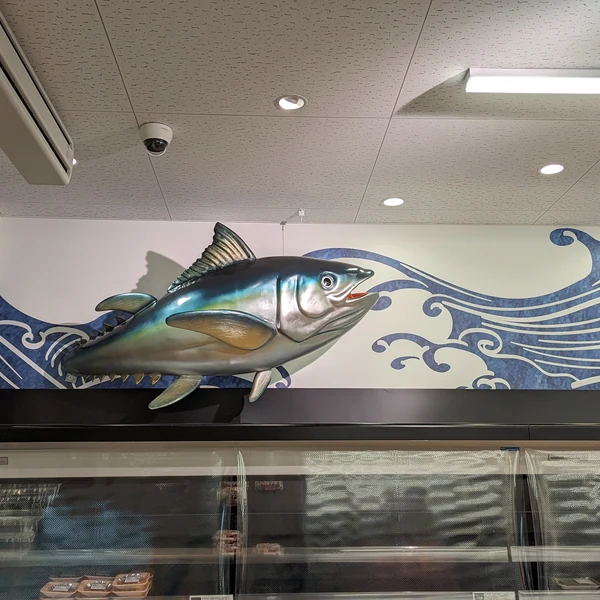 マグロの立体造形と波の壁画