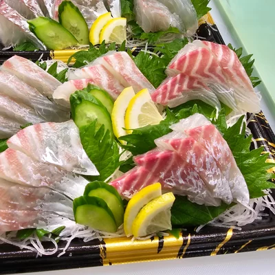 薬味と盛り付けた刺身