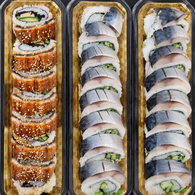 トレーに並ぶ巻き寿司