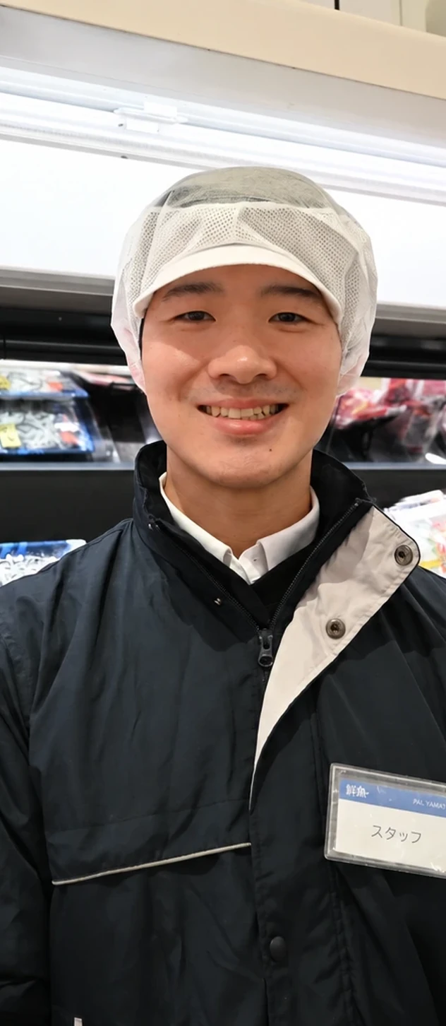 水産売場のスタッフの笑顔