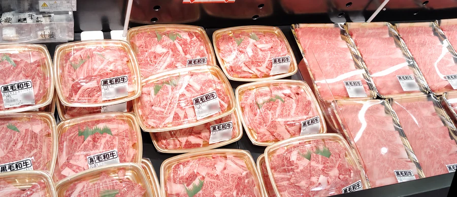青木店の畜産売場に並ぶ黒毛和牛のすき焼き・焼肉用パック