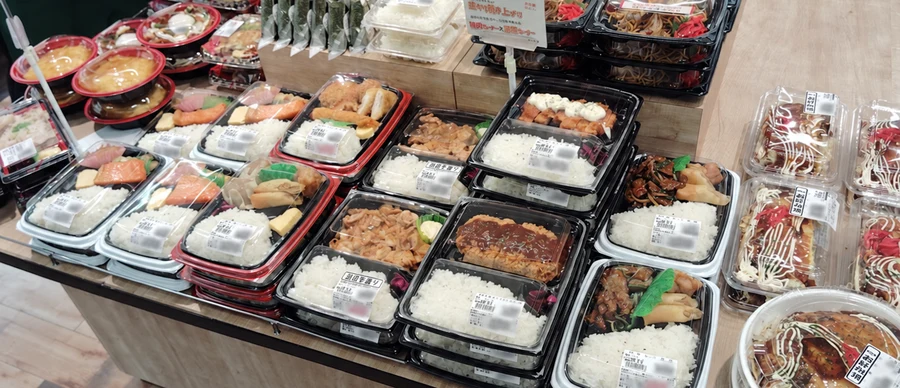 青木店の惣菜売場テーブルに並ぶ生姜焼き弁当や鮭弁当