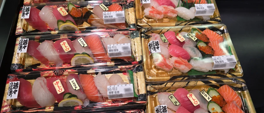 青木店の寿司売場に並ぶ中トロやサーモンのにぎり寿司パック