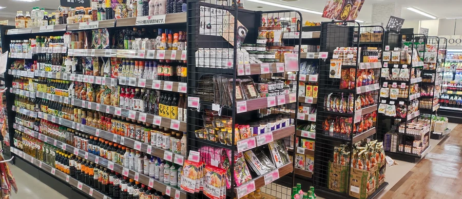 青木店の食品売場通路に並ぶ醤油やぽん酢などの調味料棚