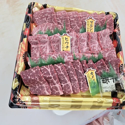 青木店の畜産売場に並ぶヒウチやマルシンの牛肉盛合せ