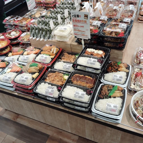 青木店の惣菜売場に並ぶ手作りの各種弁当やおにぎり