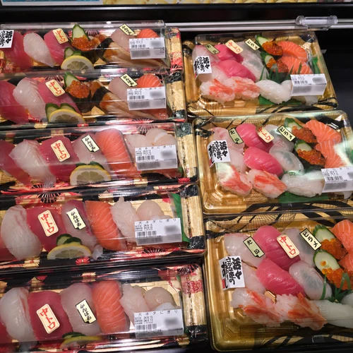青木店の売場に並ぶ新鮮なネタのにぎり寿司パック