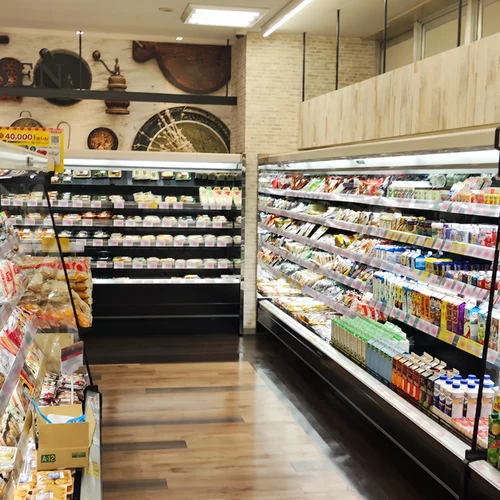 青木店の冷蔵売場に並ぶサンドイッチや乳製品、デザート