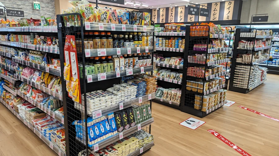 芦屋店の食品売場通路に並ぶ調味料や乾物の陳列棚