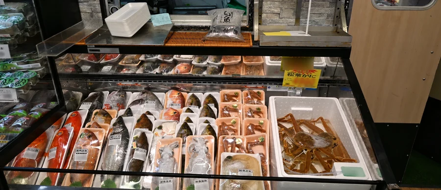 芦屋店の水産売場に並ぶ松葉がにと魚のパック