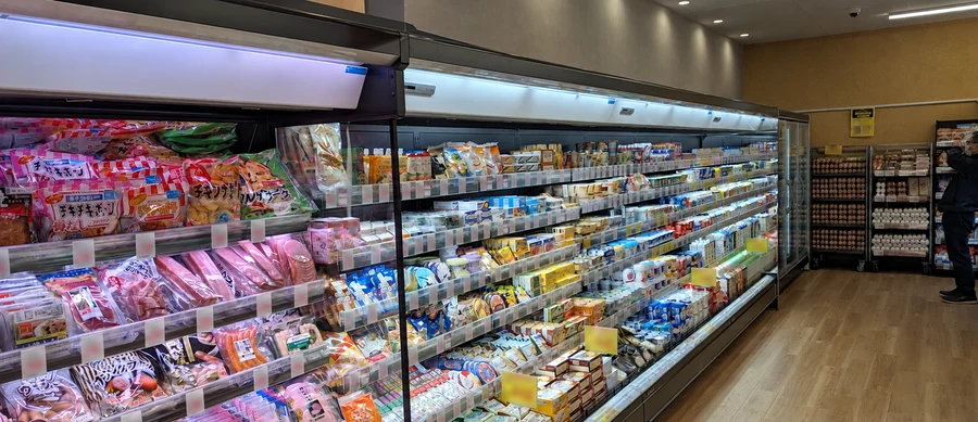 芦屋店の冷蔵オープンケースに並ぶハムやソーセージ