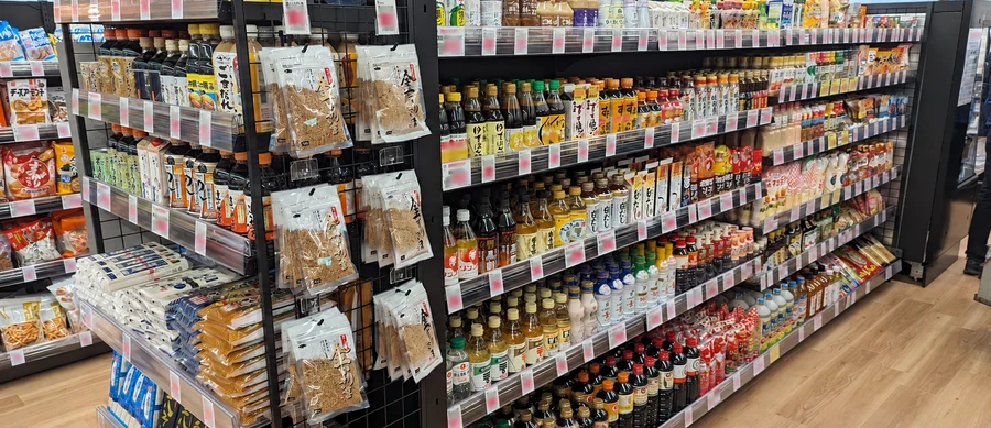 芦屋店の食品売場に並ぶ醤油やつゆ、ドレッシング等の調味料