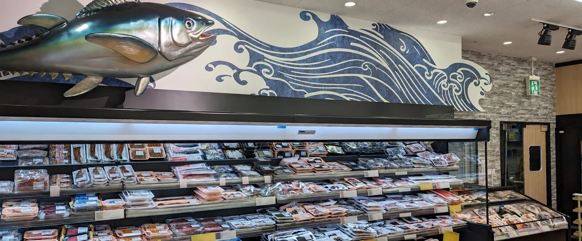 芦屋店の水産売場にあるマグロのオブジェと商品陳列棚