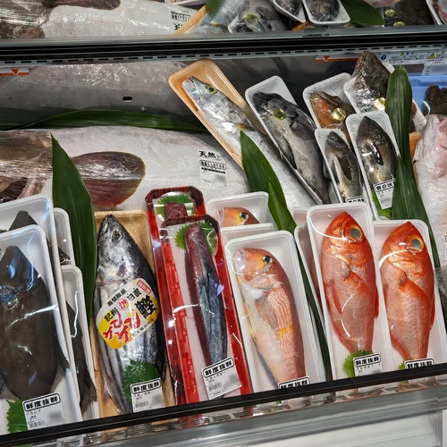 芦屋店の水産売場に並ぶタイやカツオなどの魚のパック
