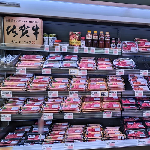 芦屋店の畜産売場に並ぶ佐賀牛のステーキや焼肉用パック