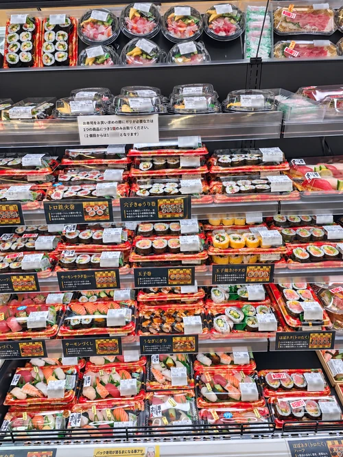 芦屋店の寿司売場にぎっしりと並ぶパック寿司