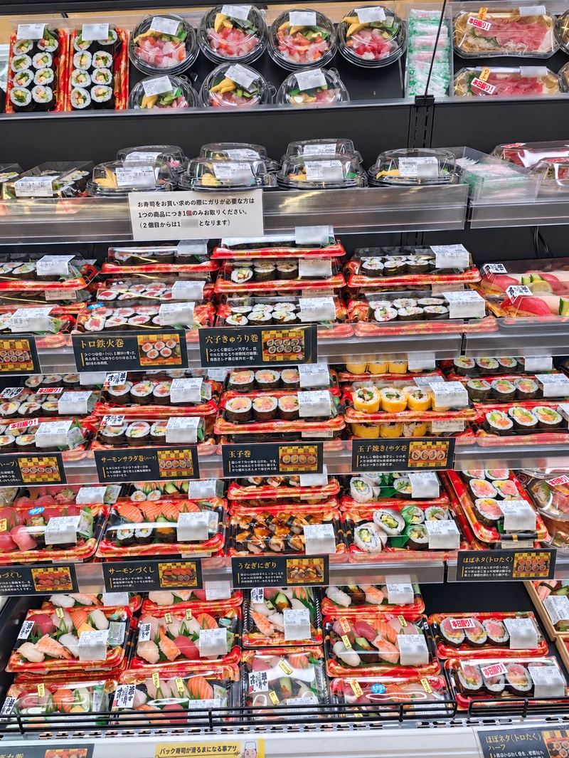 芦屋店の寿司売場棚に並ぶ各種にぎり寿司や巻き寿司