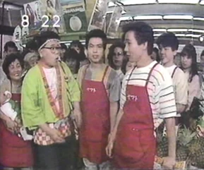 ヤマトのエプロンを着て店内に並ぶスタッフたち
