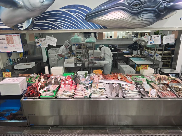 西宮店の水産売場対面コーナーとクジラのオブジェ