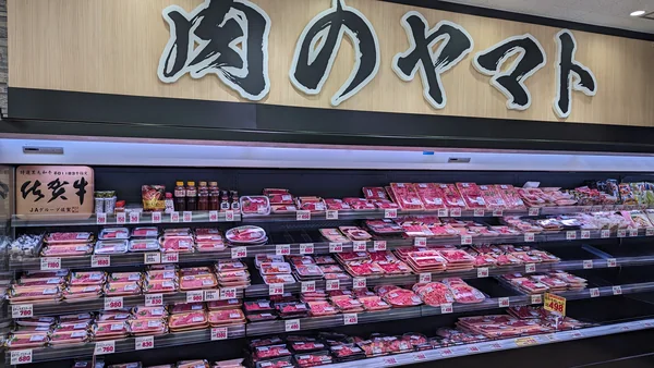 芦屋店の肉のヤマト畜産売場に並ぶ黒毛和牛のパック