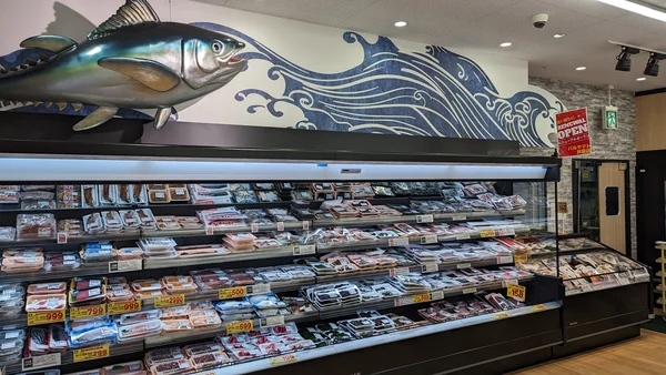 芦屋店の水産売場にあるマグロのオブジェと商品陳列棚