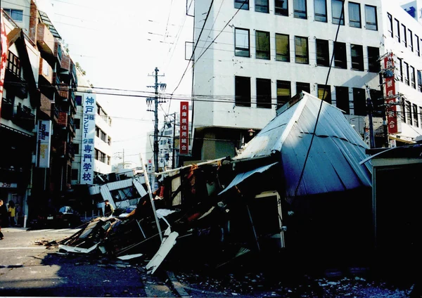 阪神・淡路大震災で倒壊した建物と散乱する瓦礫