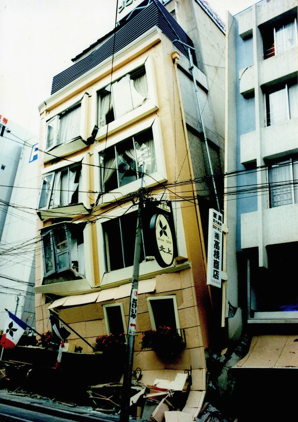 阪神・淡路大震災で大きく傾いたビルの外観