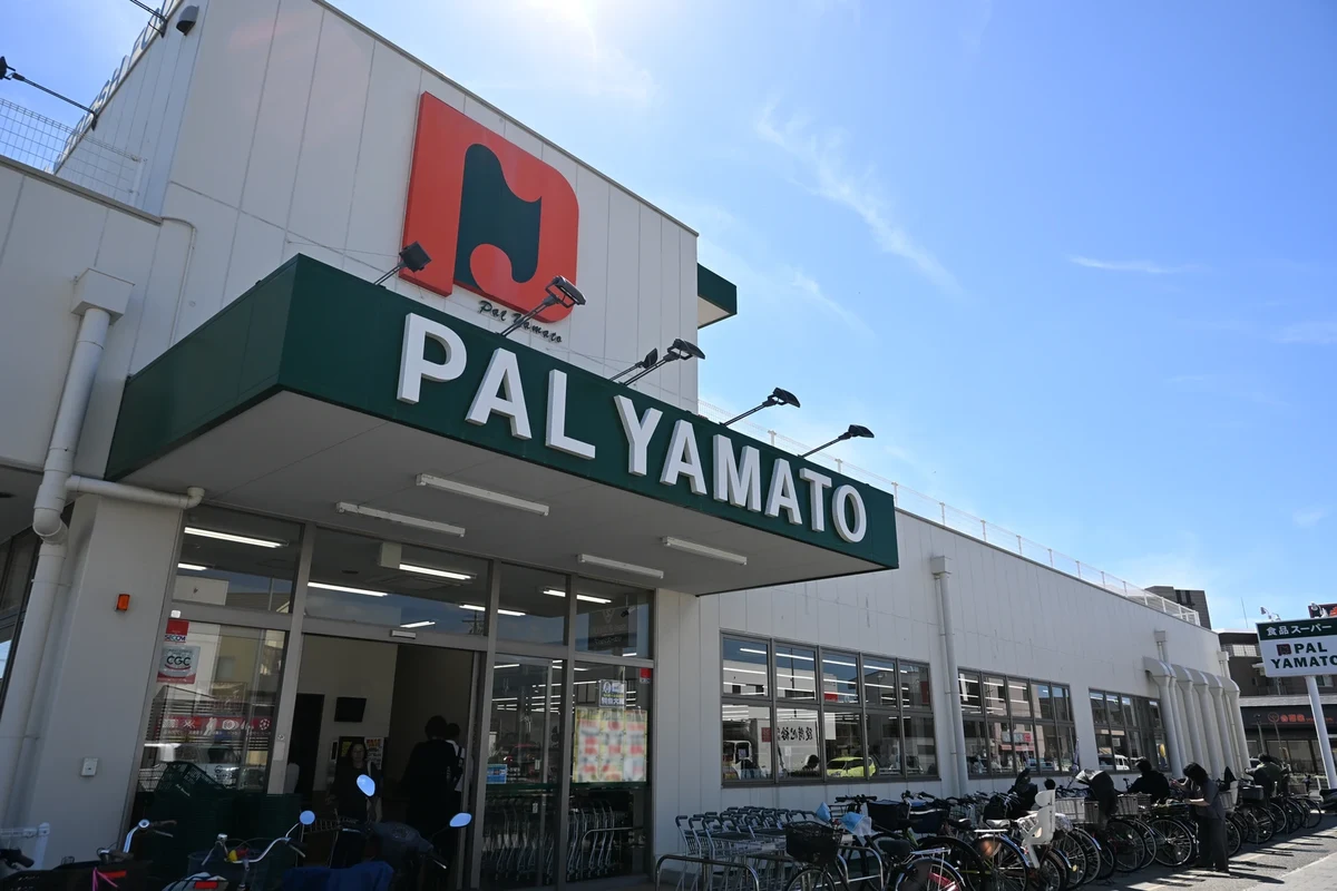 西宮店の入口と外観。PAL YAMATOの看板と駐輪場が見える写真