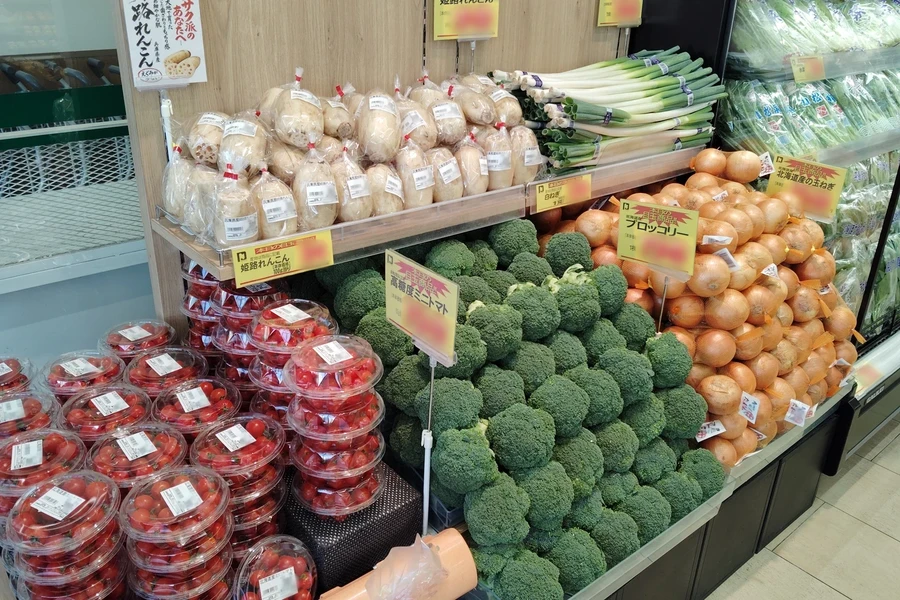 西宮店の農産売場に並ぶブロッコリー、玉ねぎ、れんこん、白ねぎ