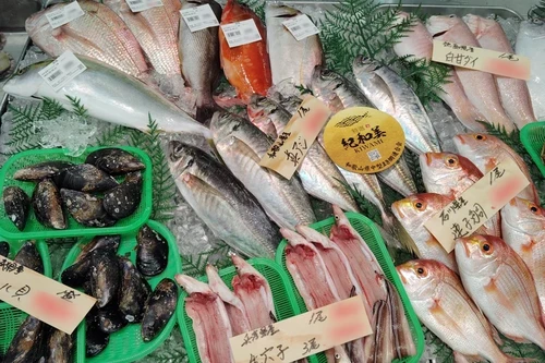 西宮店の水産対面売場に並ぶお魚と貝