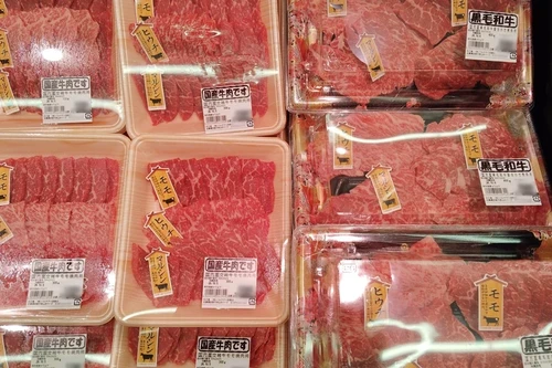 西宮店の畜産売場に並ぶ部位別の牛肉