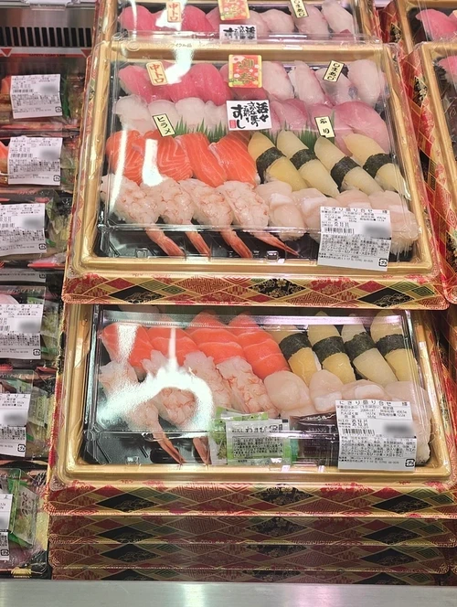 西宮店の寿司売場に並ぶ握り寿司の盛り合わせ