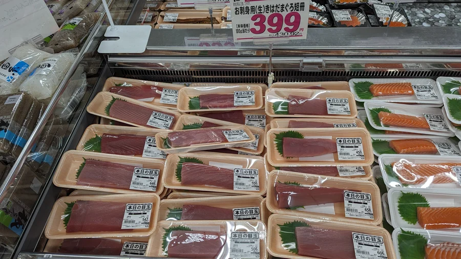 六甲店の水産売場に並ぶ刺身用のきはだまぐろ短冊やサーモン