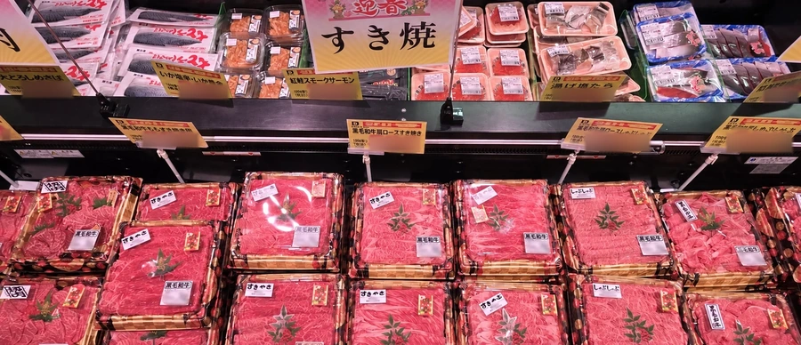 六甲店の畜産売場に並ぶ黒毛和牛のすき焼き・しゃぶしゃぶ用肉