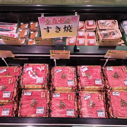 六甲店の畜産売場に並ぶ黒毛和牛肩ロースすき焼き用パック