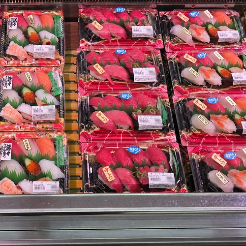 六甲店の寿司売場に並ぶ本まぐろ中トロにぎりの寿司パック