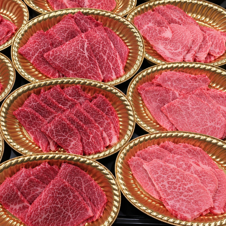 トレーに盛り付けた、厚切りの牛肉。