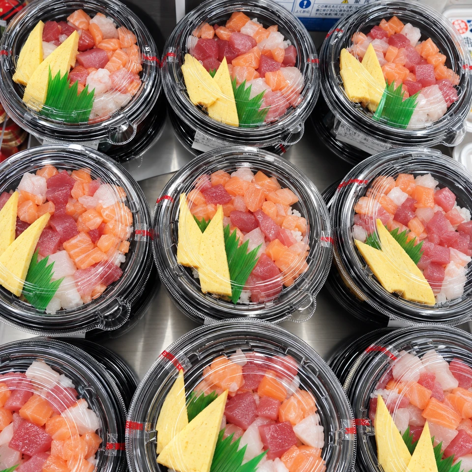 魚介を彩りよく盛り付けた海鮮丼。