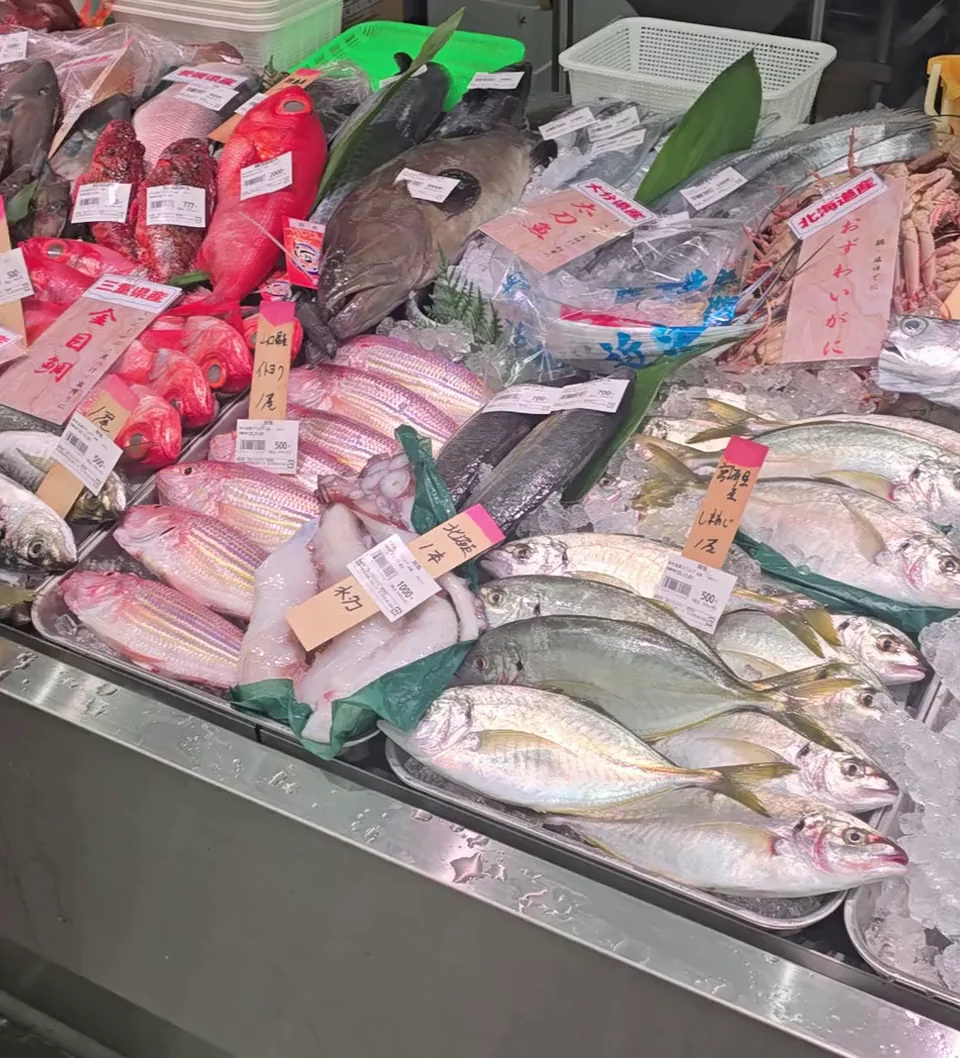 当社の水産売場に並ぶ魚