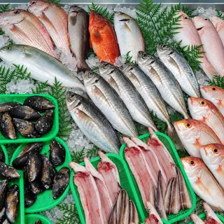 氷の上に多彩な魚を揃えた水産売場