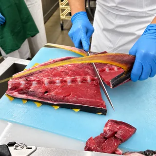 マグロを切り分ける職人の手元