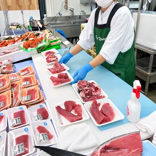 切りたてのマグロが並ぶ対面売場