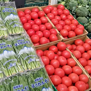 トマトと葉野菜を豊富に並べた売場