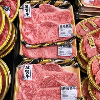 霜降りの牛肉を揃えた売場