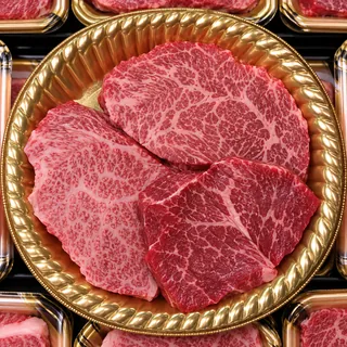 異なる部位の牛肉ステーキ盛り合わせ