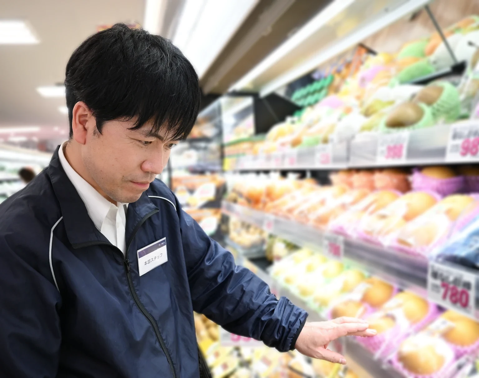 果物を丁寧に並べる社員