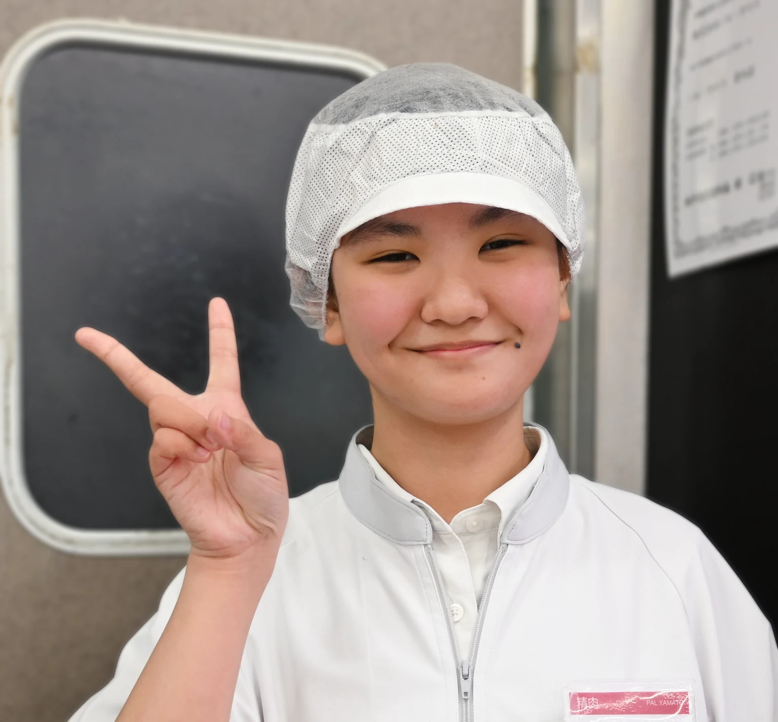 笑顔でピースをする社員