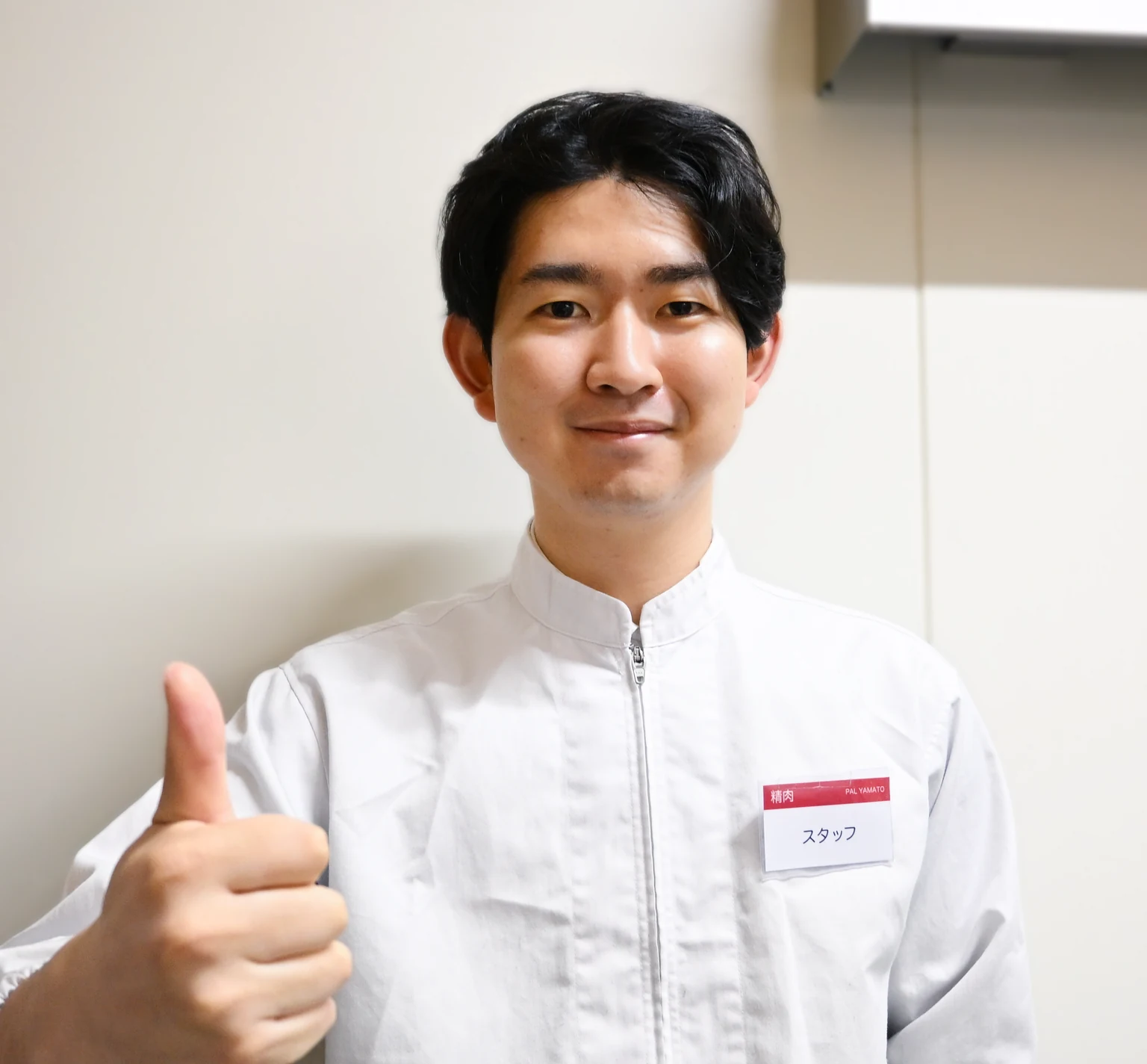 笑顔で親指を立てる社員